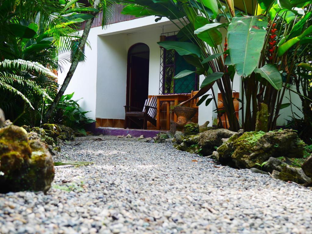 Cabinas Tito Cahuita Exterior foto